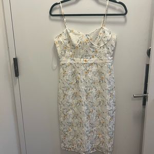 Floral lace dress. White with yellow daisies.